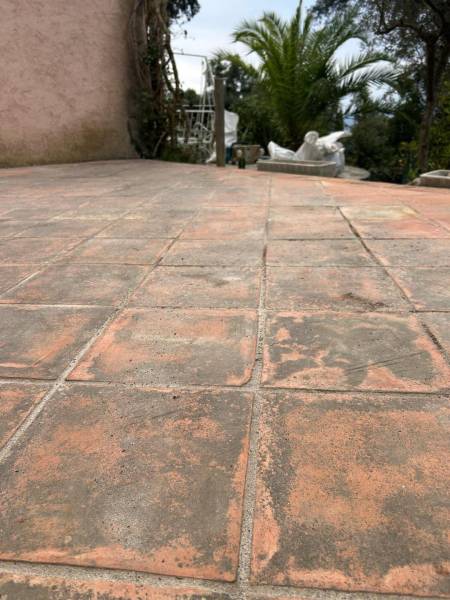 nettoyage en douceur terrasse en terre cuite fayence var